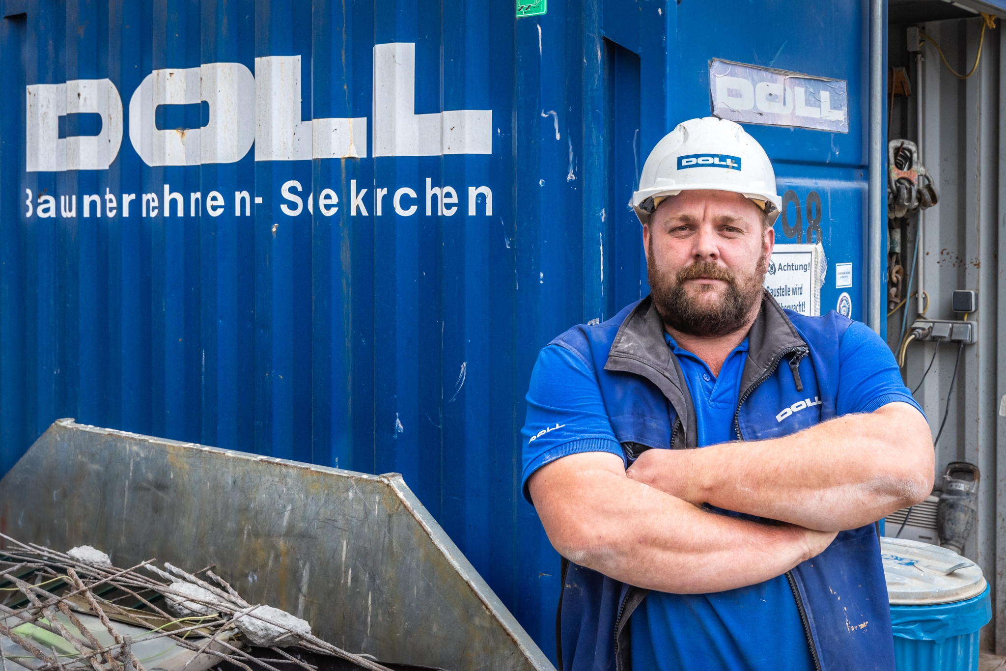 Arbeiter vor Container WEB