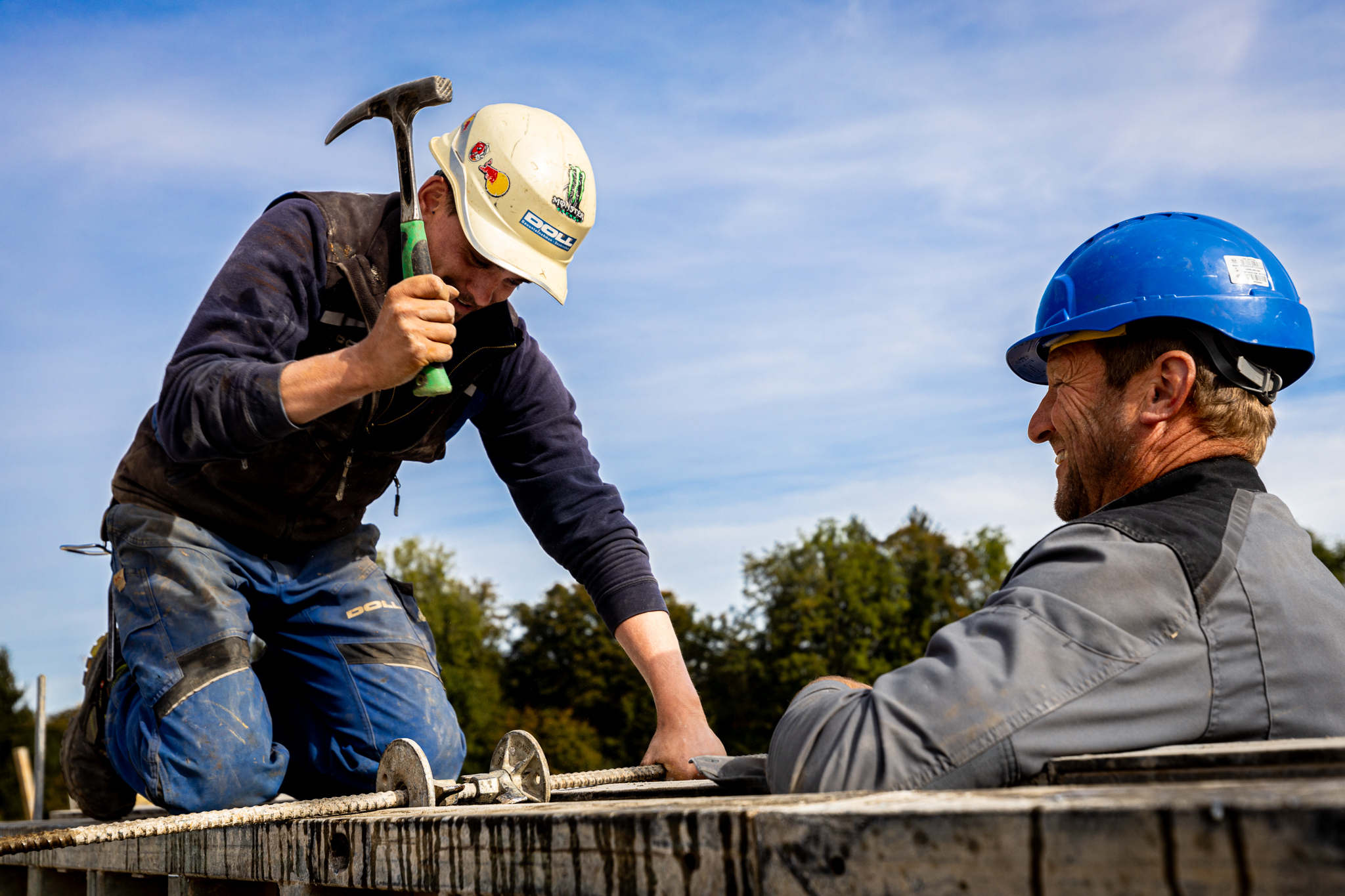 Bauarbeiter mit Hammer WEB