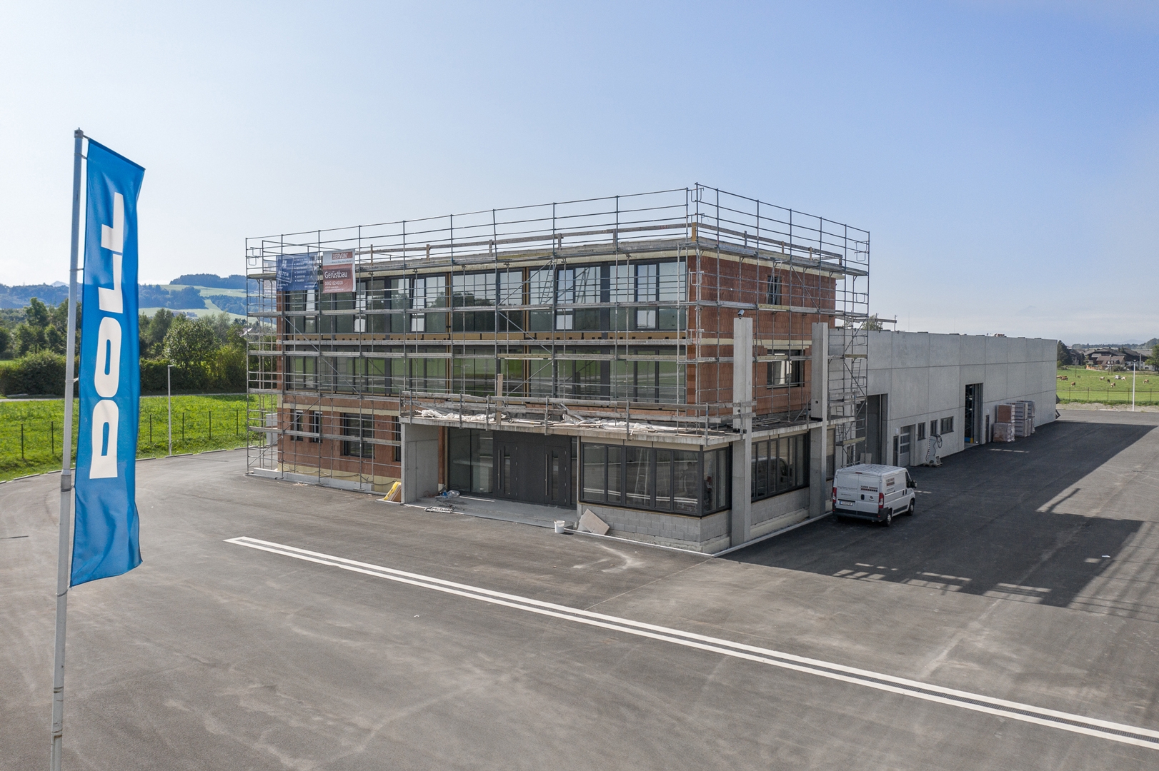 Bauhof Ansicht front mit Fahne KW 38 WEBSITE