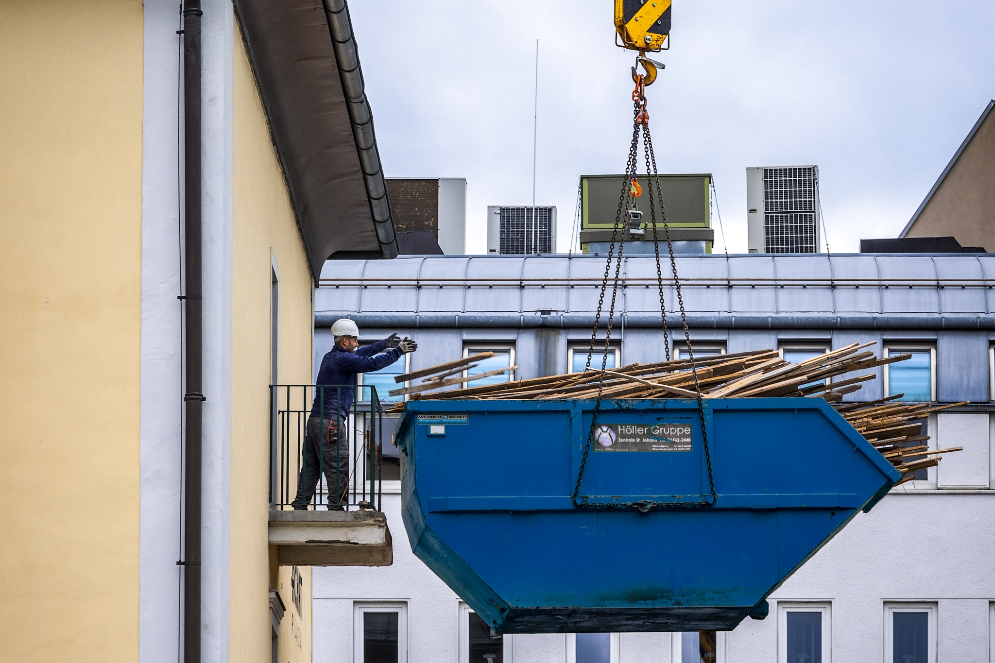 Bauschutt in Container werfen WEB