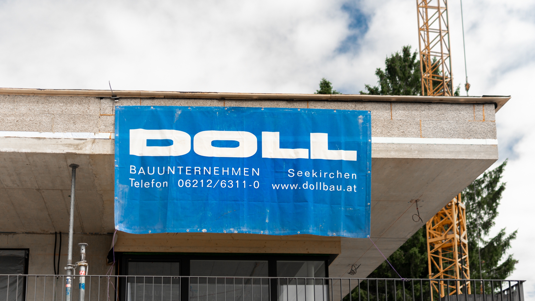 DOLL WOHNHAUS REITGUTWEG AIGEN DOLL LOGO