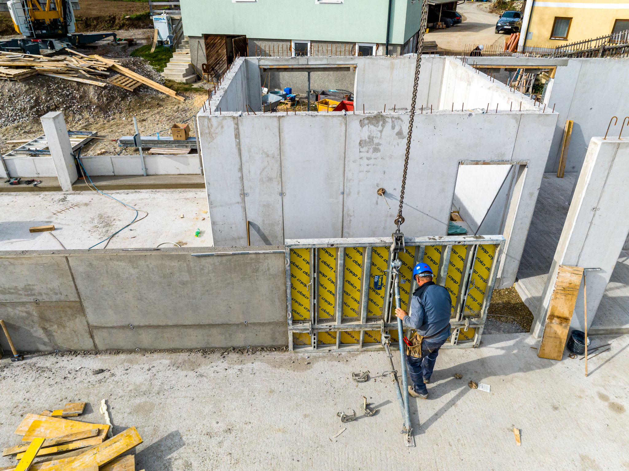 Doll Baustelle Drohne ein Mitarbeiter baut stuetze WEB
