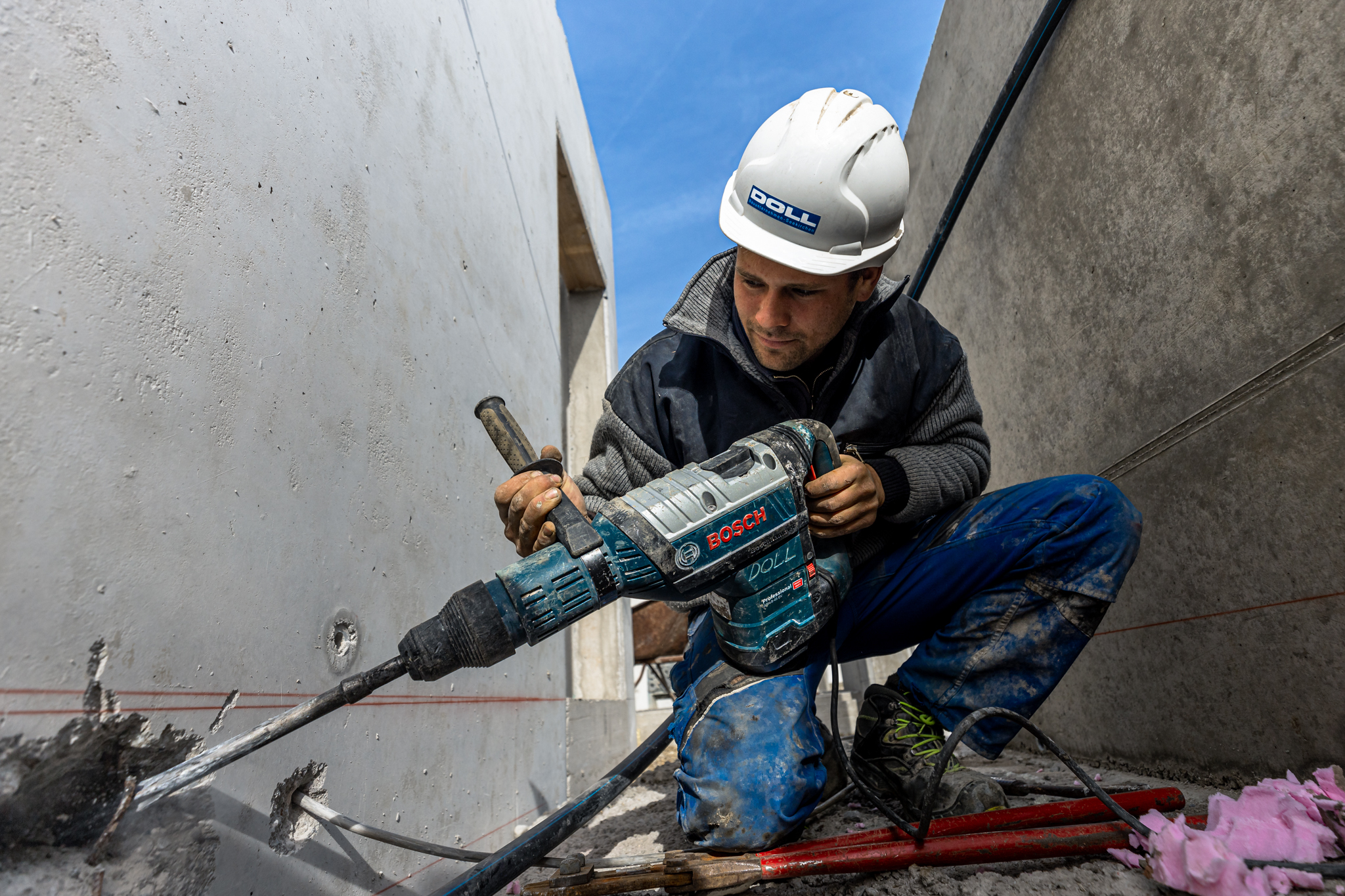 Doll Baustelle Mitarbeiter am Bosch Schlagbohrer A WEB