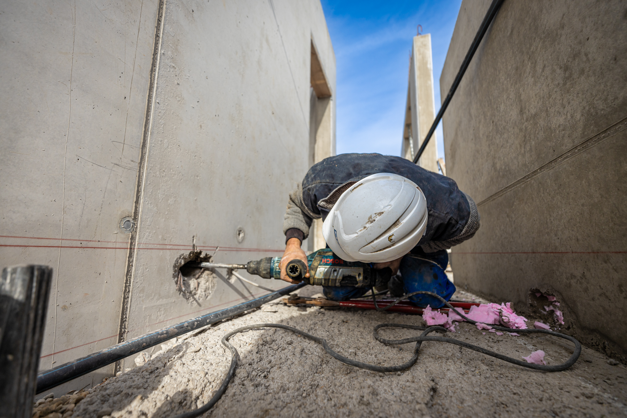 Doll Baustelle Mitarbeiter am Bosch Schlagbohrer B WEB