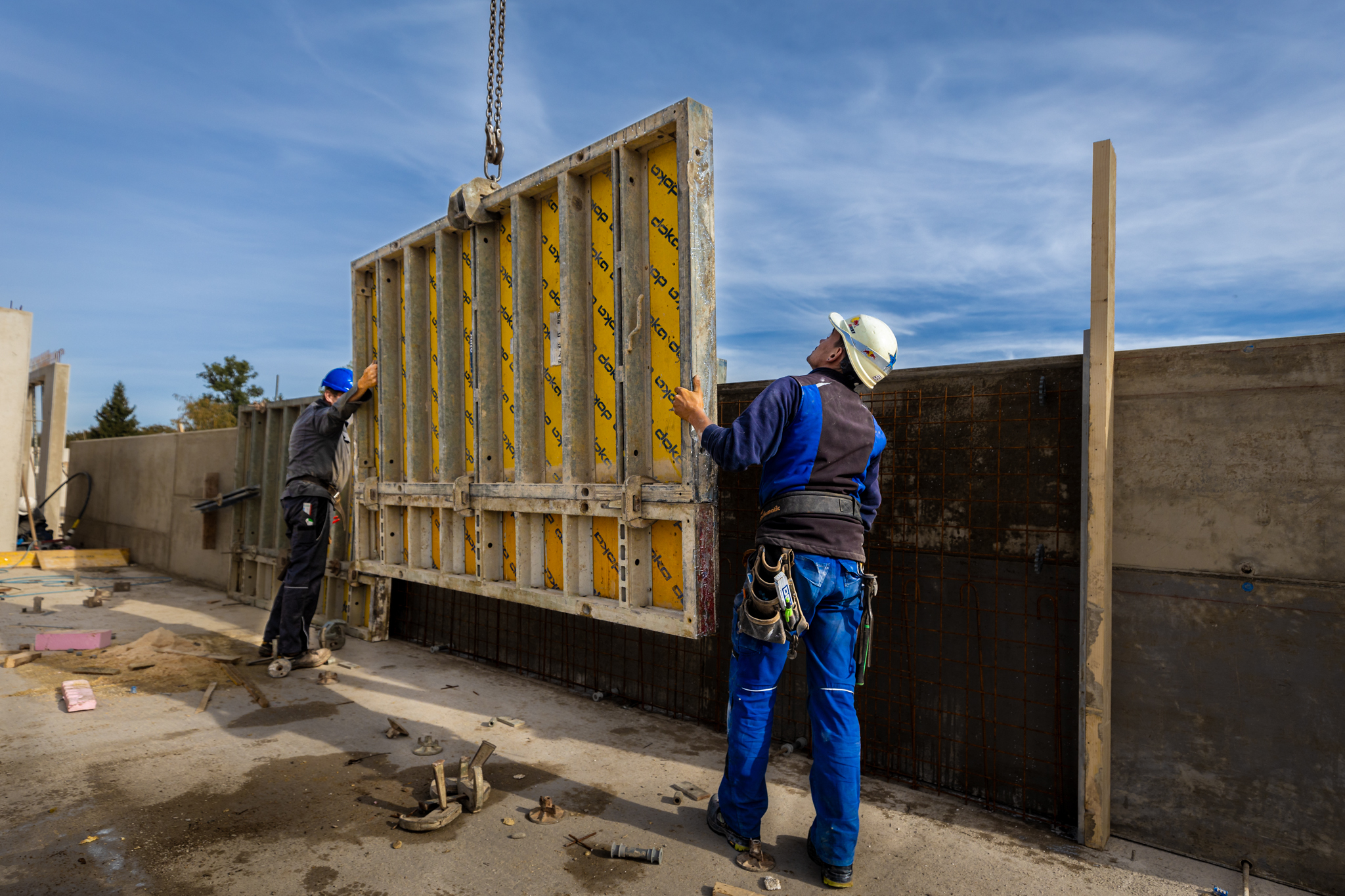 Doll Baustelle zwei Mitarbeiter halten die Schalung WEB