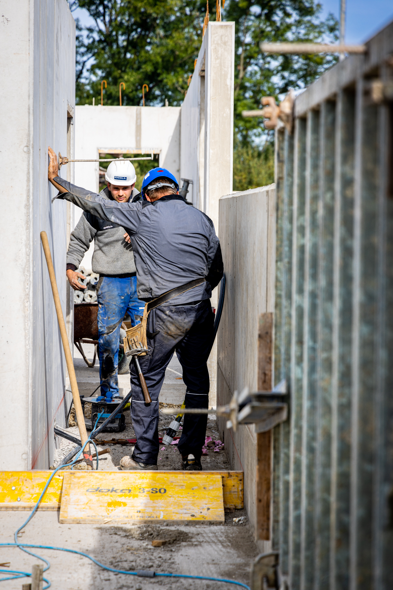 Doll Baustelle zwei Mitarbeiter stehend im Gang WEB