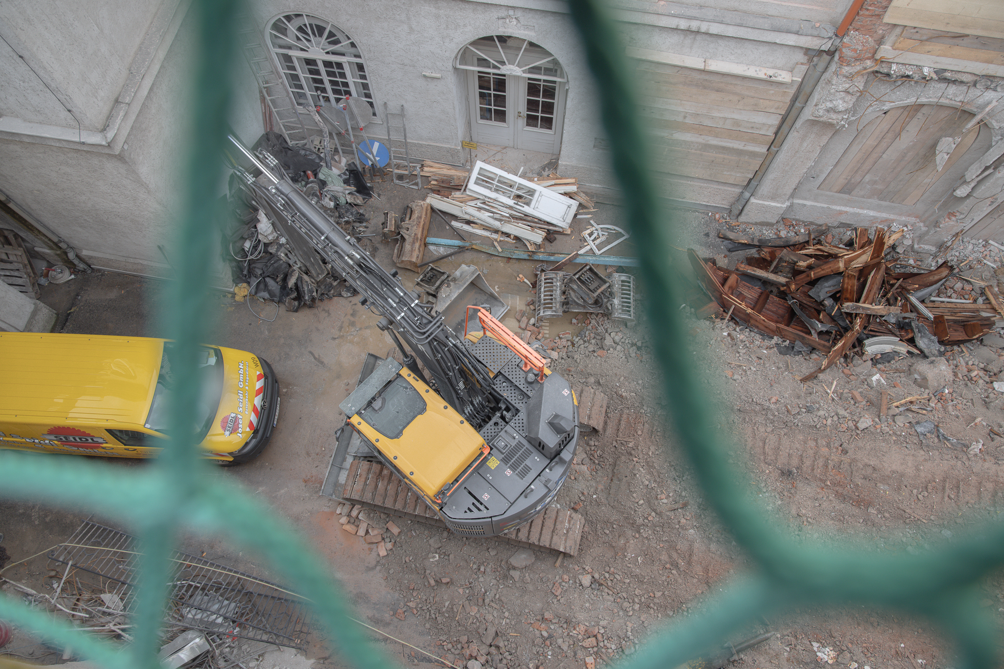 Mozarteum Baustelle mit Bagger von oben WEB