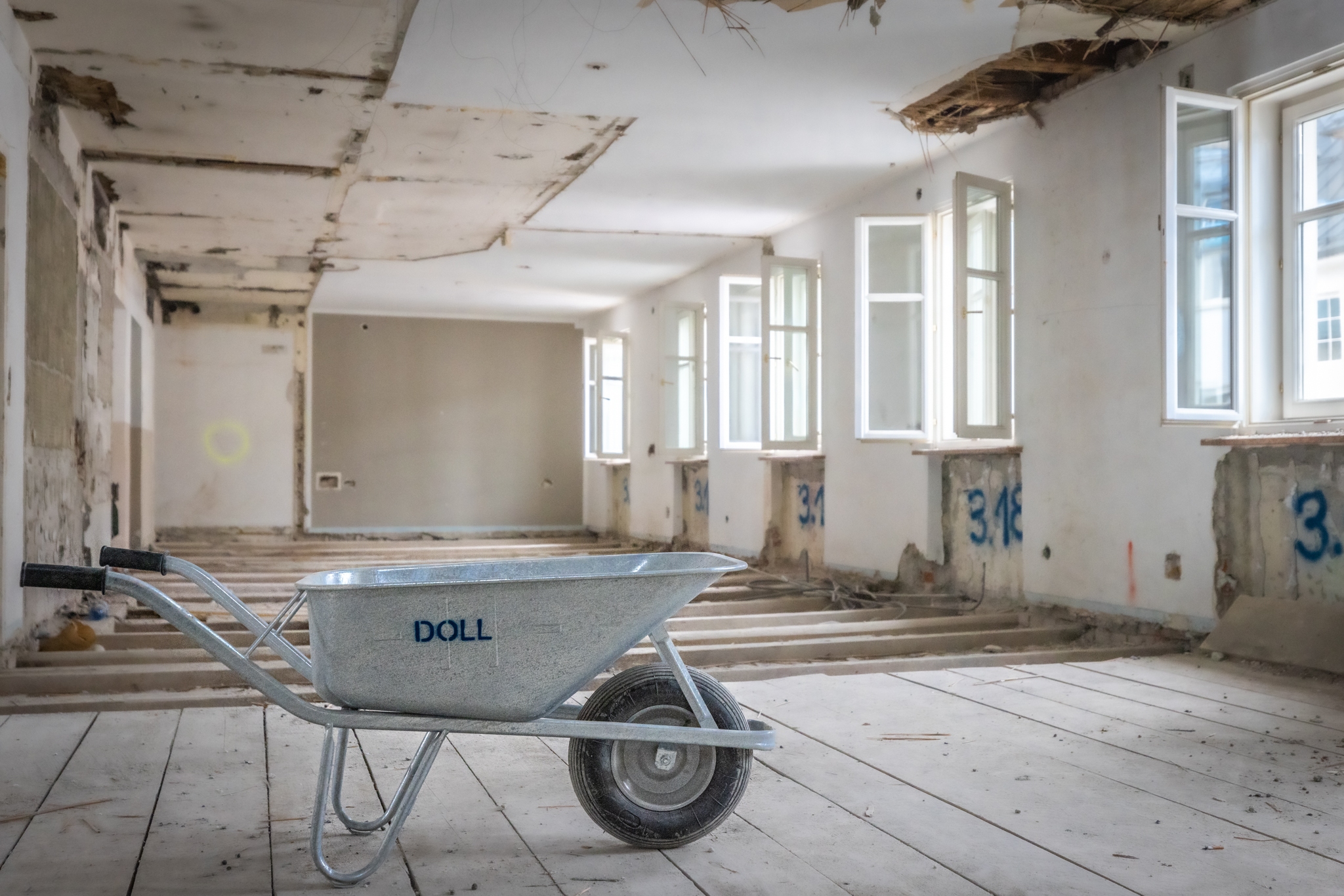 Scheibtruhe in offenem Raum WEB