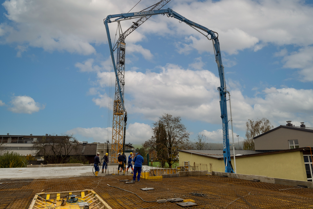 Totale BV Seekirchen Neue Mittelschule Kran betonieren Totale WEB