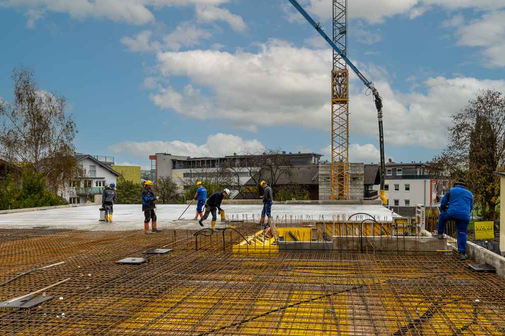 Totale BV Seekirchen Neue Mittelschule Kran betonieren WEB