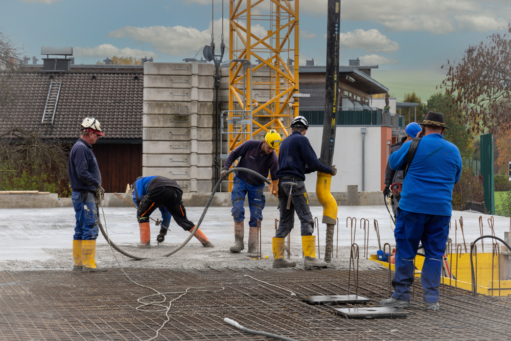 Totale BV Seekirchen Neue Mittelschule Team betonieren Totale WEB