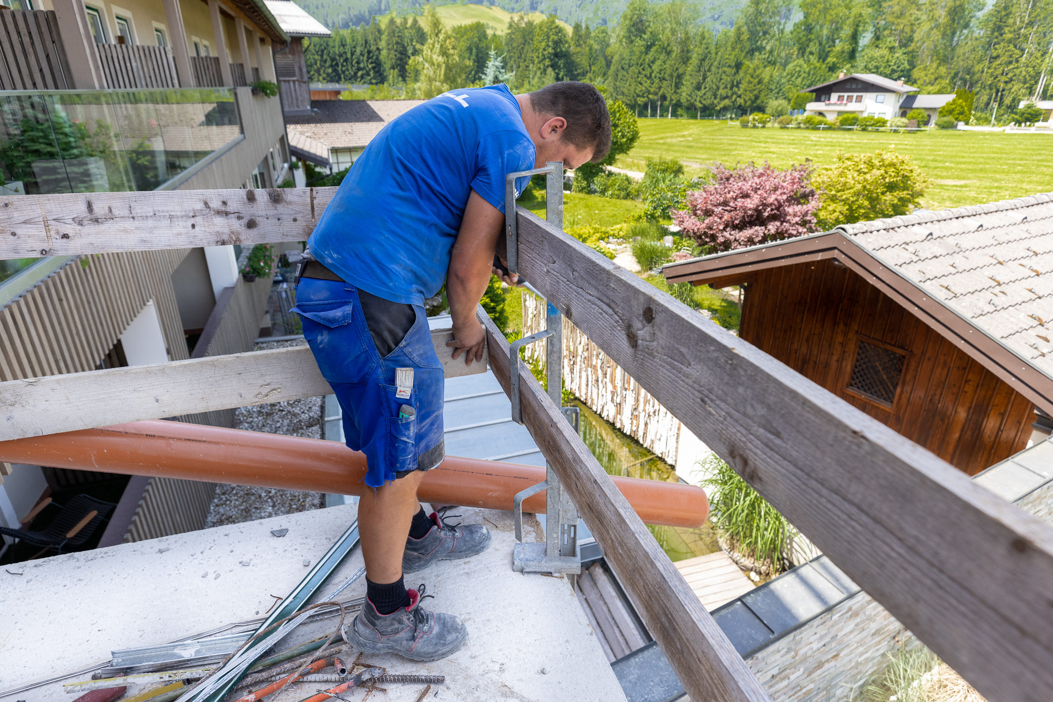 Vigaun Langwied Bauarbeiter arbeitet am Geruest