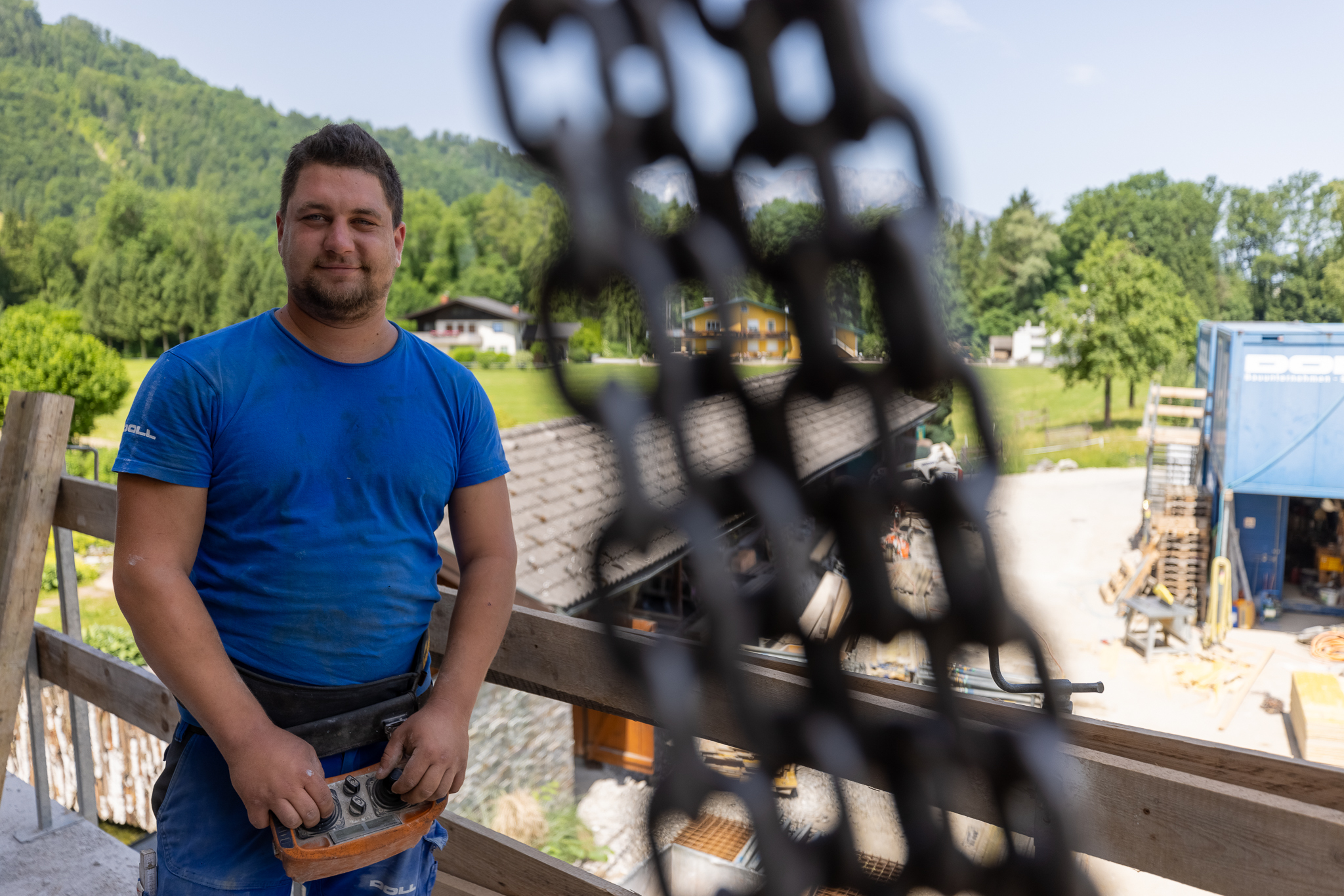 Vigaun Langwied Bauarbeiter mit Kranfernbedienung