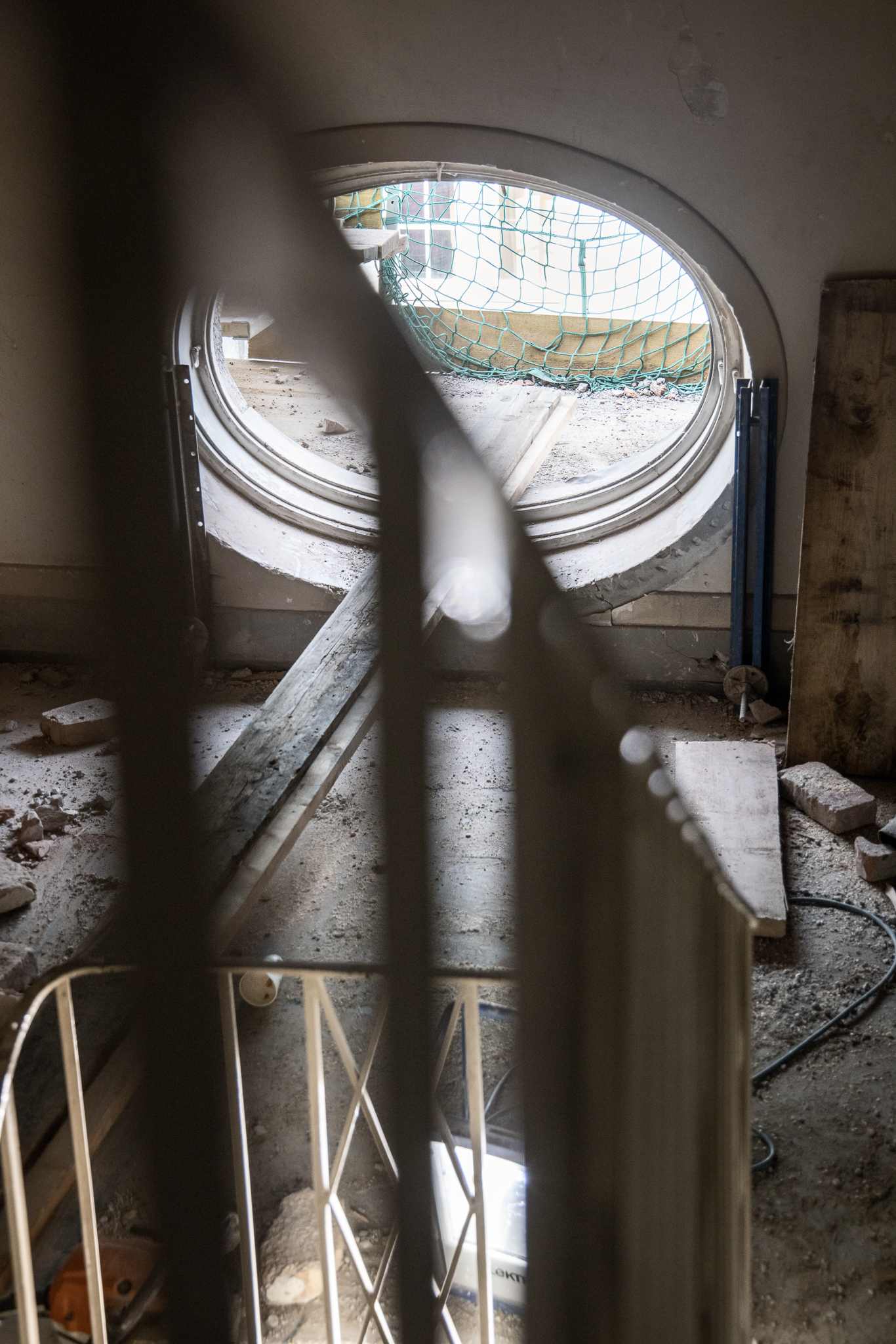 Von Stiege durch Fenster Mozarteum Story Hochformat WEB